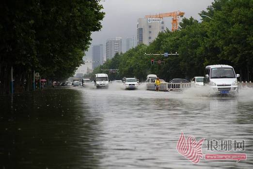 臨沂暴雨街道成河 公交積水市民駕充氣船出門(mén)