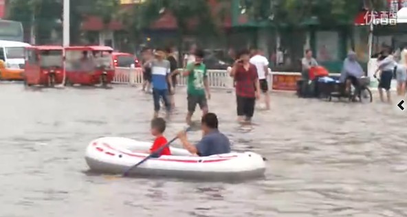 臨沂暴雨街道成河 公交積水市民駕充氣船出門(mén)