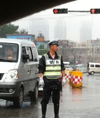 青島交警李涌大雨天濕身執(zhí)勤爆紅 網(wǎng)友盛贊傳奇交警