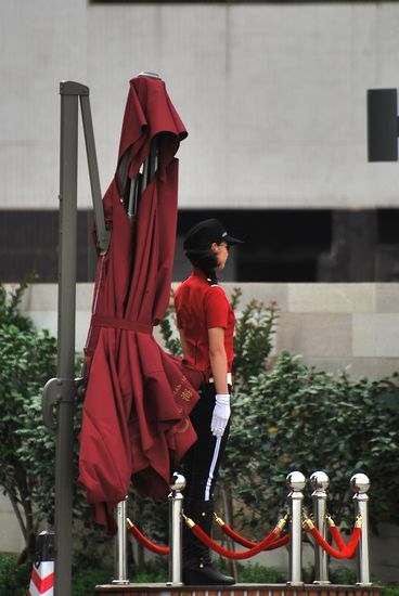 青島豪宅興起美女保安 驚艷秒殺各種車模