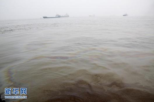 長江鎮(zhèn)江段海輪側翻沉沒