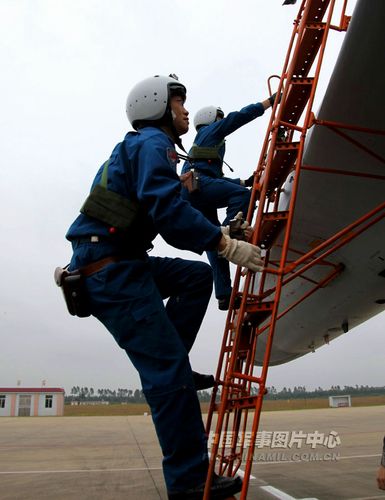 中央軍委大幅調(diào)整海南省軍區(qū)領(lǐng)導(dǎo)班子 一次換6人