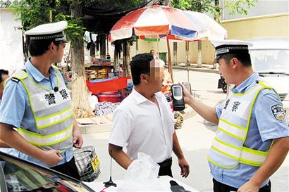 交警午間設(shè)崗查酒駕 司機被攔大喊酒仙下凡