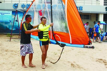 盲人哥懷揣4千元獨游東南亞4國 來青島練帆板挑戰(zhàn)全國賽