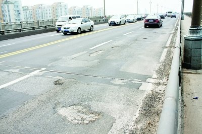 南京長江大橋暴雨后被沖出117個坑洞