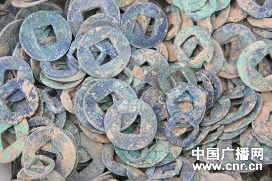 建筑工地現(xiàn)大量古代錢幣 部分群眾哄搶