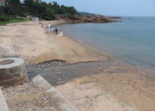 青島八大關(guān)景區(qū)臭氣熏天 隔油池惡臭污水直排大海