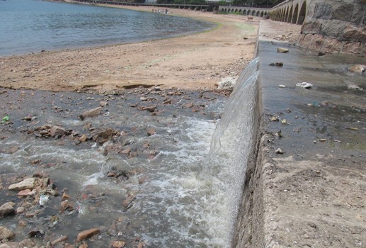 青島八大關(guān)景區(qū)臭氣熏天 隔油池惡臭污水直排大海