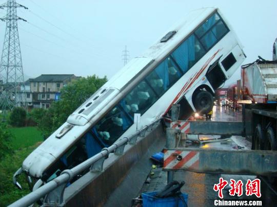 浙江暴雨大客車沖破防護(hù)墻懸空 21名乘客驚魂