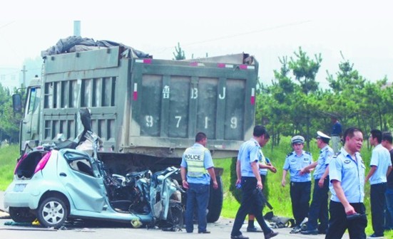 比亞迪追尾大貨散架 2人當場死亡1人系獨子