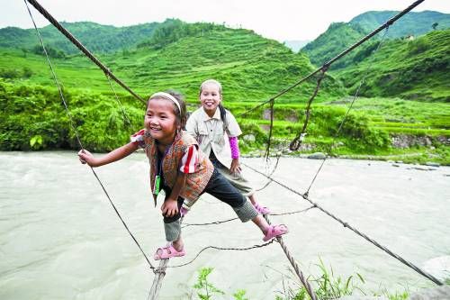 有些孩子每天上下學(xué)都要走這樣的鐵索橋