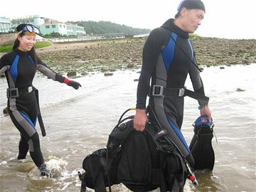 青島旅游興起潛水不會(huì)游泳沒問題 水溫20℃生物豐富