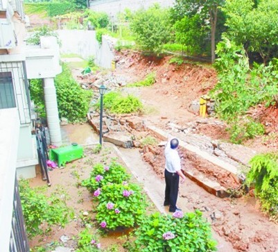 青島福林苑小區(qū)圍墻一場雨倒塌 墻裂裂保安全靠運(yùn)氣