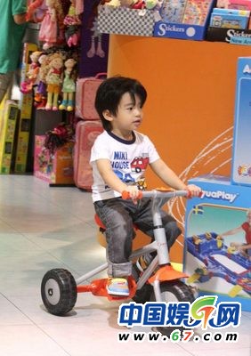 謝霆鋒長子5歲辦運動生日派對 Lucas騎單車?？?組圖)