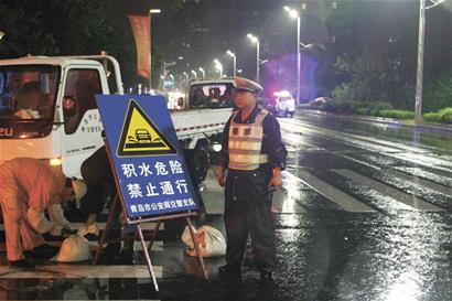 狂風夜鐵板搖搖欲墜 民警冒險爬樓拆除