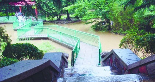 青島排水系統(tǒng)經住暴雨考驗 揭秘如何留住雨水