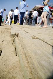 前海一線浴場集體整容 棧橋沙灘漂浮無數(shù)垃圾