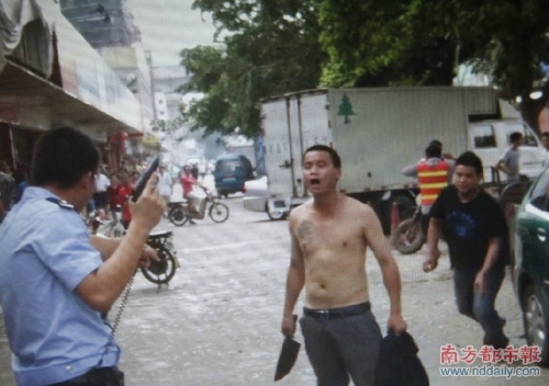 赤膊男子當街提刀砍人 民警鳴槍奪刀