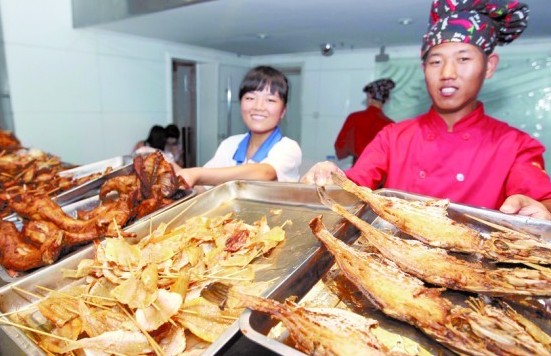 青島啤酒節(jié)美食吃不停:辣兔頭白香腸荷葉龍蝦香嫩鮮美