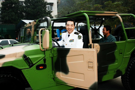 資料圖：張召忠現(xiàn)場乘坐解放軍“猛士”越野車。