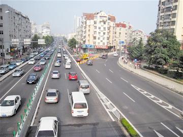 青島膠寧高架梓路入口封閉車速大增 東向西飛馳無壓力