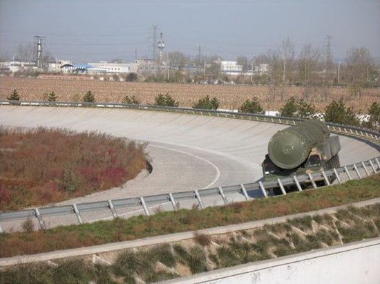 資料圖：解放軍某種未知型號的機動式導彈發(fā)射車試車，外界推測這就是DF-41洲際導彈系統(tǒng)使用的底盤