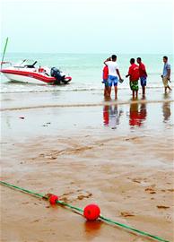 各海水浴場難題難解:摩托艇亂竄遮陽傘收高價(jià)