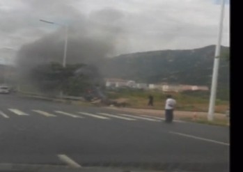 青島仰口隧道口1轎車側翻起火 道路基石被撞粉碎