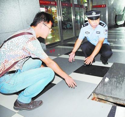 青島小伙掉進(jìn)地一城商場無蓋下水道 惡臭襲人忍痛爬出