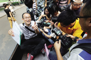 “保安哥”乘車去宿舍也被媒體包圍。