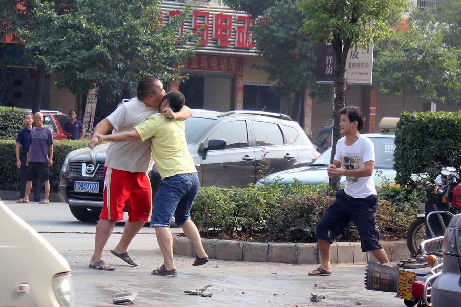 湖南婁底兩摩托車相撞 車主互毆