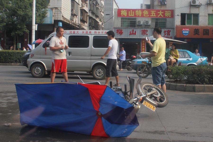 湖南婁底兩摩托車相撞 車主互毆