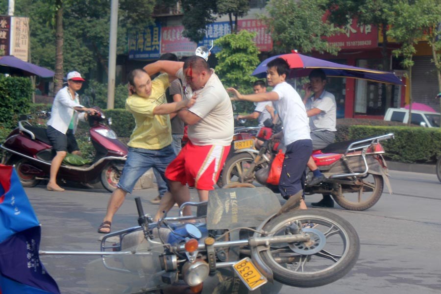 湖南婁底兩摩托車相撞 車主互毆