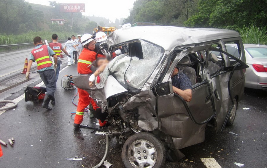 一家7口送大學(xué)新生報到遇車禍 致5人死亡