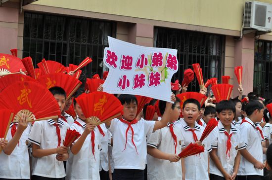 青島百萬中小學(xué)生今開學(xué) 私家車堵癱馬路