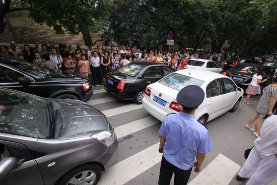 青島百萬中小學(xué)生今開學(xué) 私家車堵癱馬路