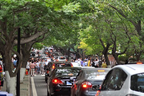 青島百萬中小學(xué)生今開學(xué) 私家車堵癱馬路