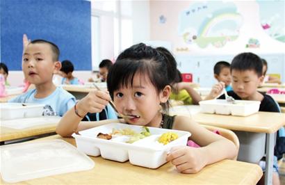 青島開學第一頓午飯:食堂葷素搭配 小飯桌紅燒肉紫菜湯誘人