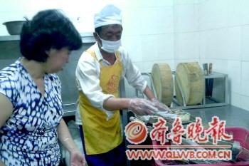 青島櫸園學(xué)校與6中食堂不合格 生熟肉混放不消毒