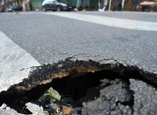 青島浙江路人行道發(fā)生地陷 車經(jīng)過路面即晃動