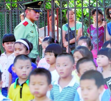 青島小學(xué)新生軍訓(xùn):不動就達標(biāo) 站10分鐘就休息