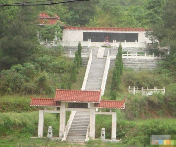 衡南縣某官員占地約二畝豪華墓地