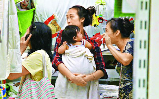 陳浩民前日攜老婆蔣麗莎及女兒逛街