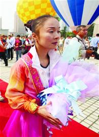 青島西海岸熱氣球表演驚艷天空 跳傘女皇仙女散花