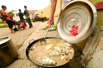 青島地道農(nóng)家婚禮:大灶煮出美味4大件 花饃民俗味濃