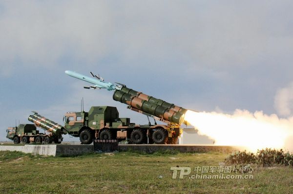 資料圖：南海艦隊某機動岸導(dǎo)團正在某合同對海攻擊演練中實射導(dǎo)彈。