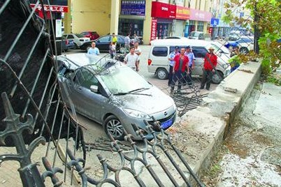 十多年駕齡公交司機油門當剎車 頂翻面包車