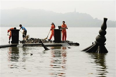 西湖十八景之一集賢亭被大風(fēng)吹倒 牌匾等散落湖面