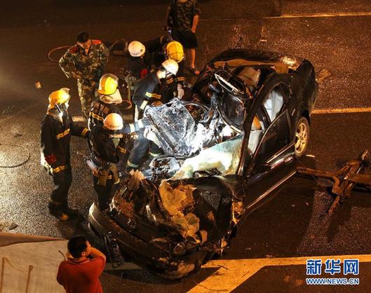 醉駕轎車與天燃?xì)夤捃囅嘧?轎車被撞碎4人死亡