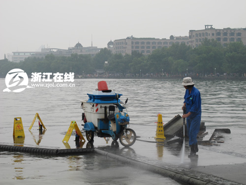 西湖十八景之一集賢亭被大風吹倒 牌匾散落湖面